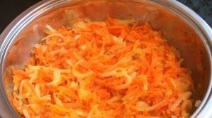 Poisson mariné avec des carottes et des oignons