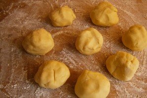 Gâteau dans une casserole avec du lait concentré