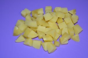 Salade Olivier classique avec saucisses et cornichons