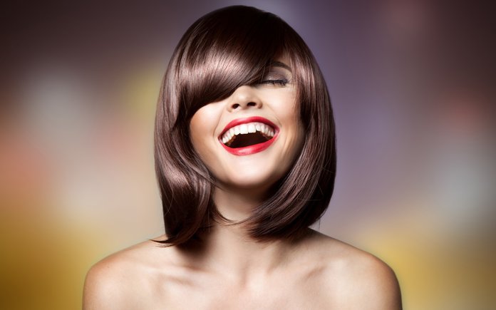 Coupes de cheveux à la mode avec frange: tendances 2024 Fille avec un caret et un bang incliné