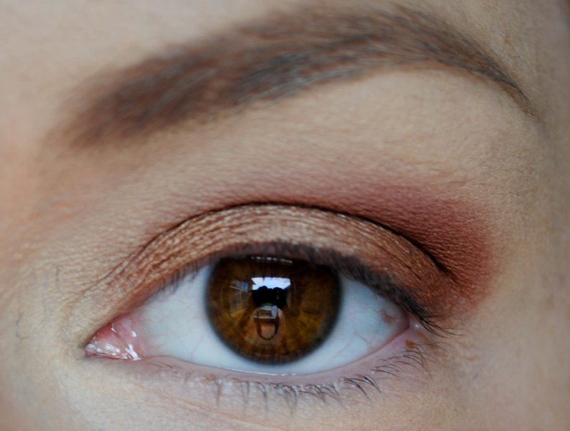Une deuxième couleur à déposer des ombres sur le contour des yeux