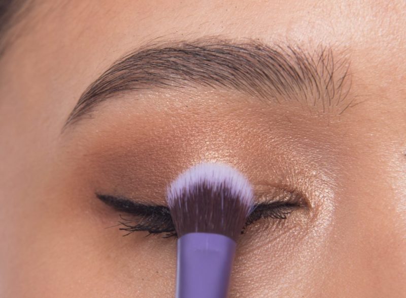 Application ombre à paupières Application ombre à paupières