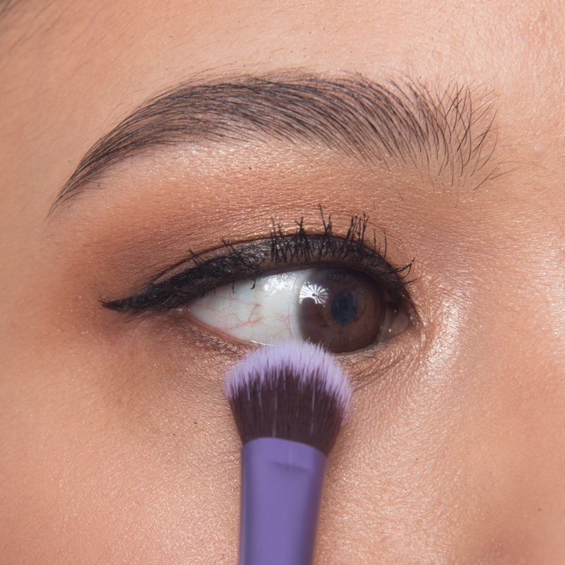 Application ombre à paupières Application ombre à paupières