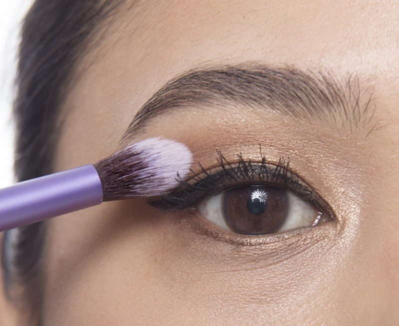 Maquillage de jour pour les brunes aux yeux bruns Maquillage de jour pour les brunes aux yeux bruns