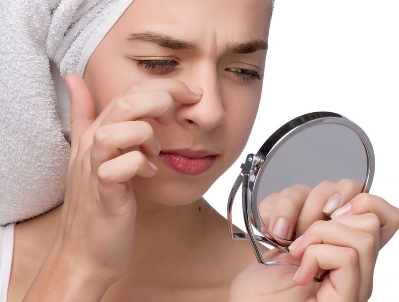 Examen du nez pour des taches noires Examen du nez pour des taches noires