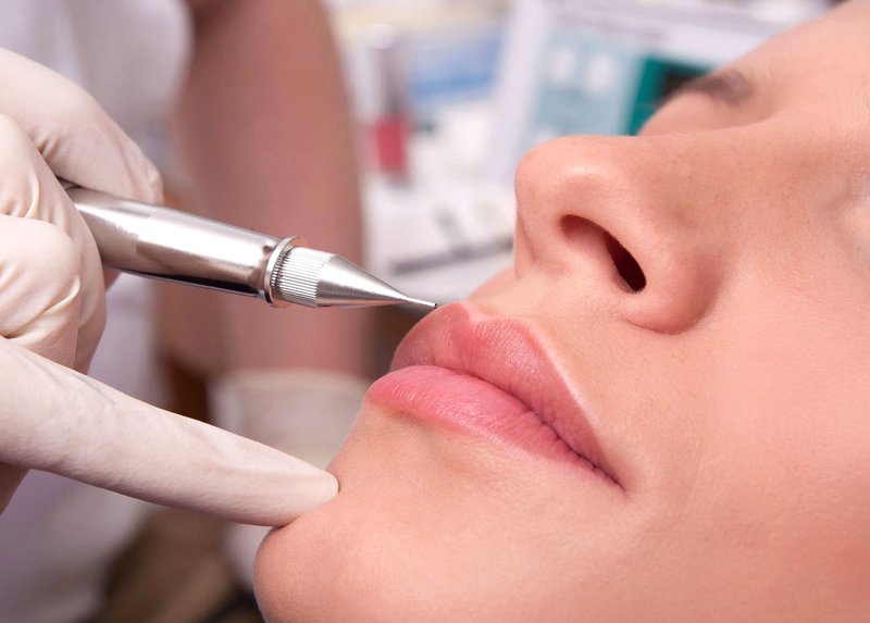 Application permanente sur les lèvres Application permanente sur les lèvres