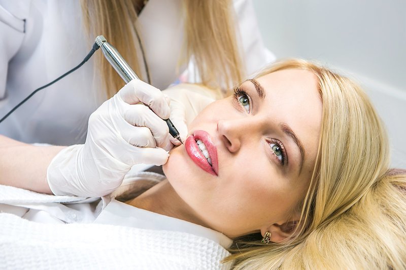 Fille sur le tatouage de la lèvre Fille sur le tatouage de la lèvre