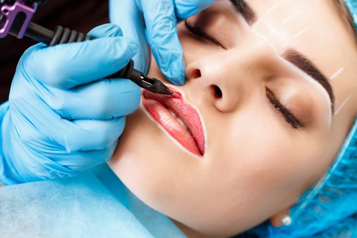 Maquillage permanent pour les lèvres Fille sur le tatouage de la lèvre