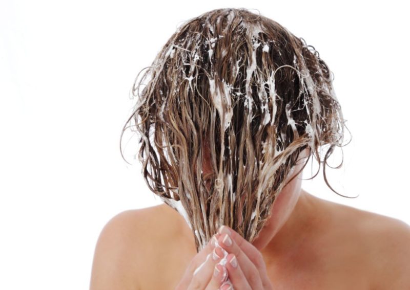 Distribution du masque de kéfir par les cheveux Distribution du masque de kéfir par les cheveux