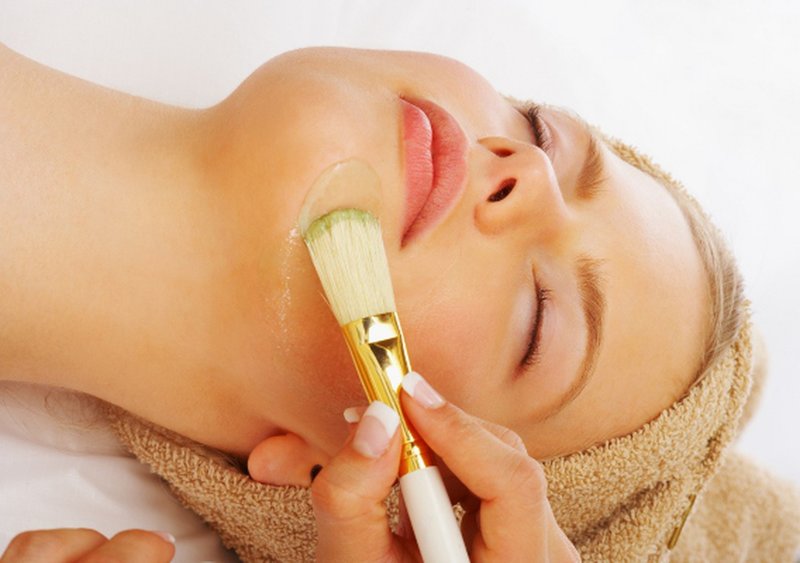 Appliquer un masque avec du miel