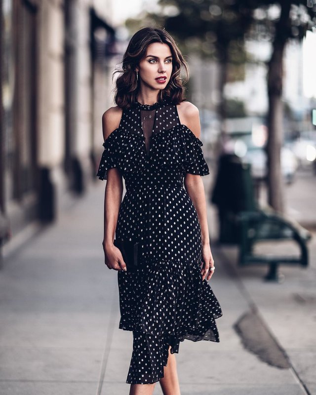 Robe noire à pois avec volants Robe noire à pois avec volants