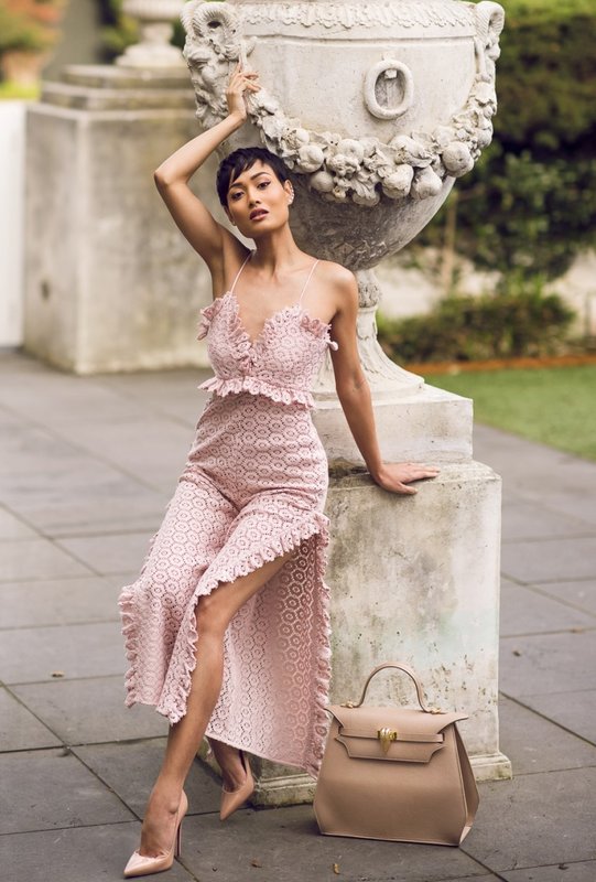 Robe à l'ombre poudrée avec des fentes sur la jupe Robe à l'ombre poudrée avec des fentes sur la jupe