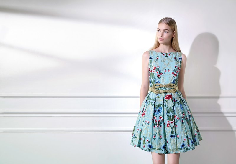 Robe d'été avec une ceinture Robe d'été avec une ceinture