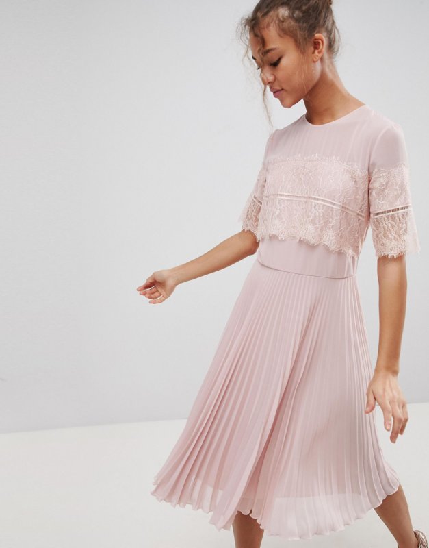 Robe rose pâle avec jupe plissée Robe rose pâle avec jupe plissée
