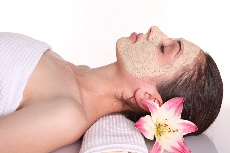 Fille avec un masque sur son visage règles nécessaires de la procédure de recouvrement de masque dans le visage