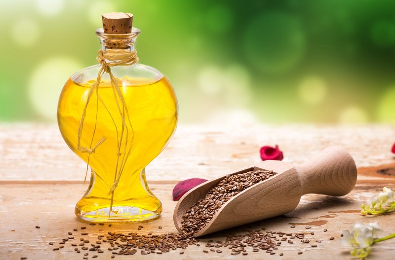 Huile de lin dans un récipient en verre