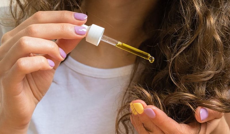 La niacine est ajoutée au masque pour renforcer les cheveux La niacine est ajoutée au masque pour renforcer les cheveux