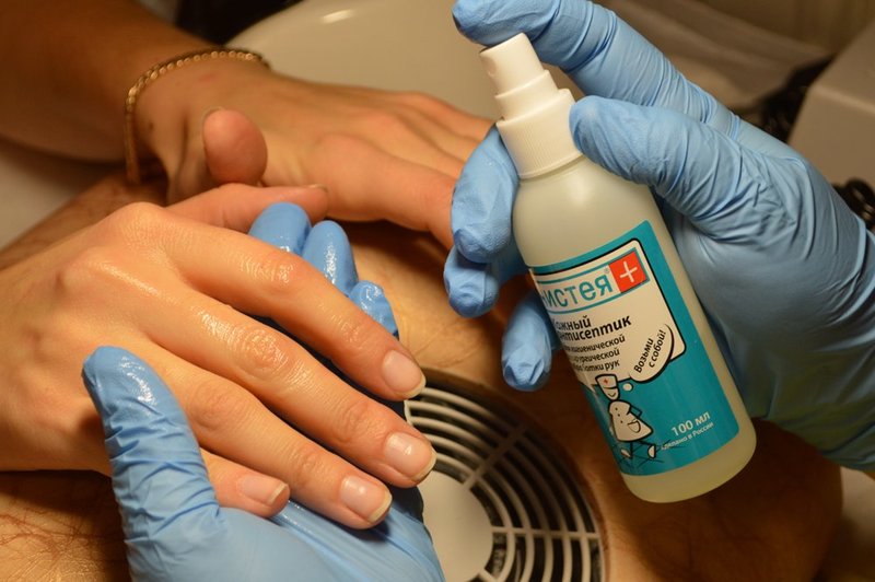 Traitement des mains avec antiseptique Traitement des mains avec antiseptique