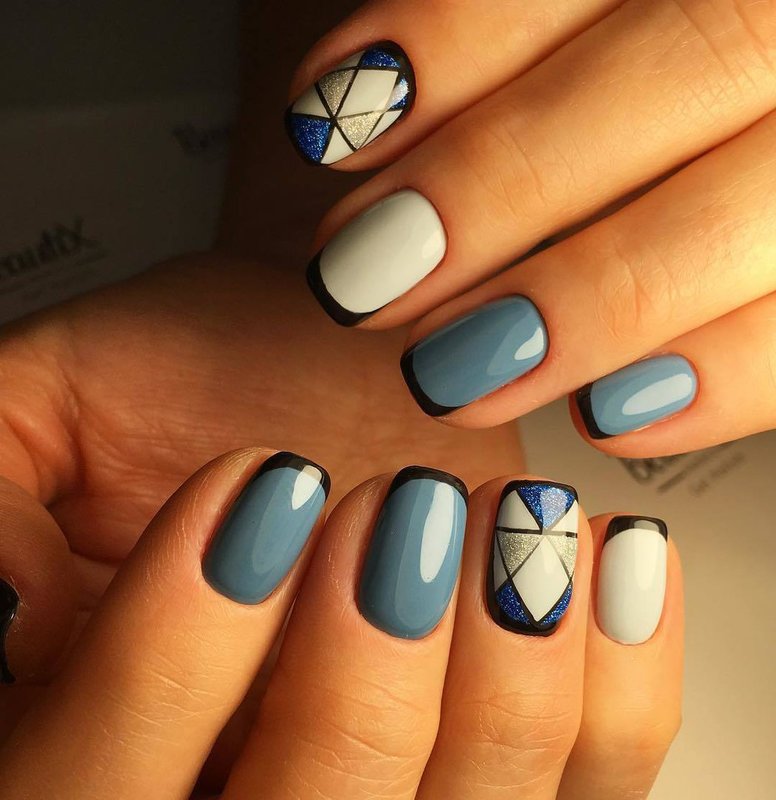 Conception géométrique avec veste sur les ongles avec gel polonais. Motif géométrique sur les ongles avec gel polonais.