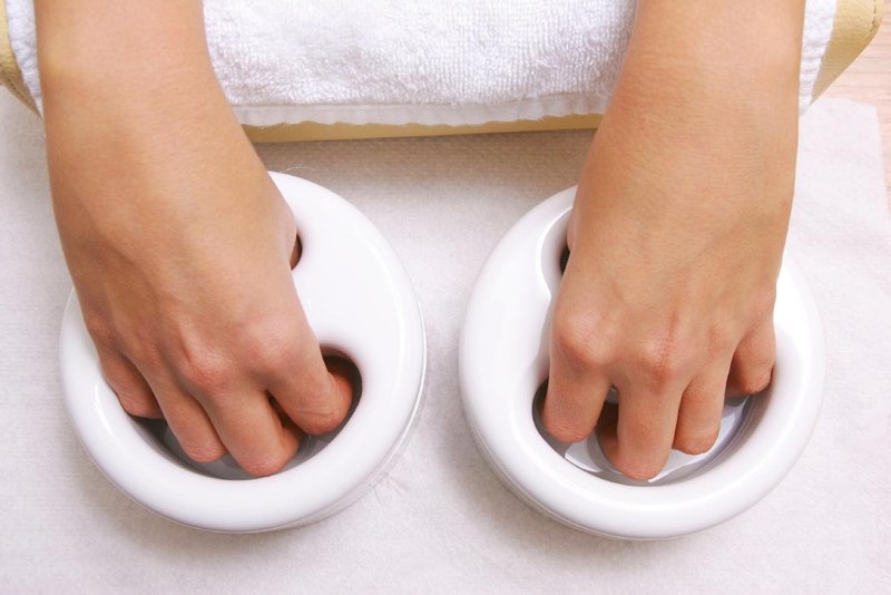 Ramollir la peau autour de l'ongle dans de l'eau tiède Ramollir la peau autour de l'ongle dans de l'eau tiède