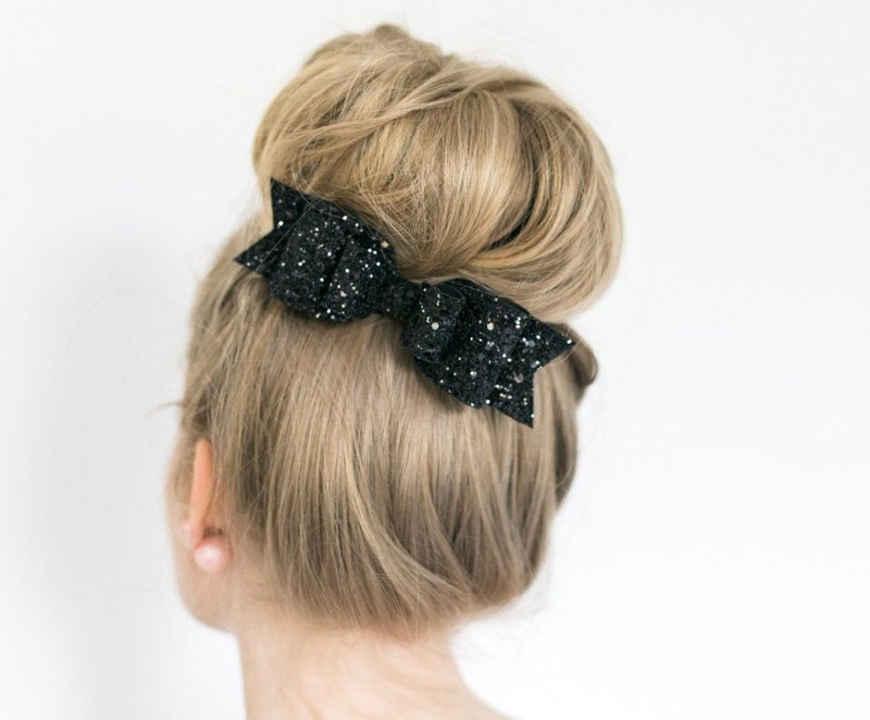 Décoration de cheveux avec un arc Décoration de cheveux avec un arc