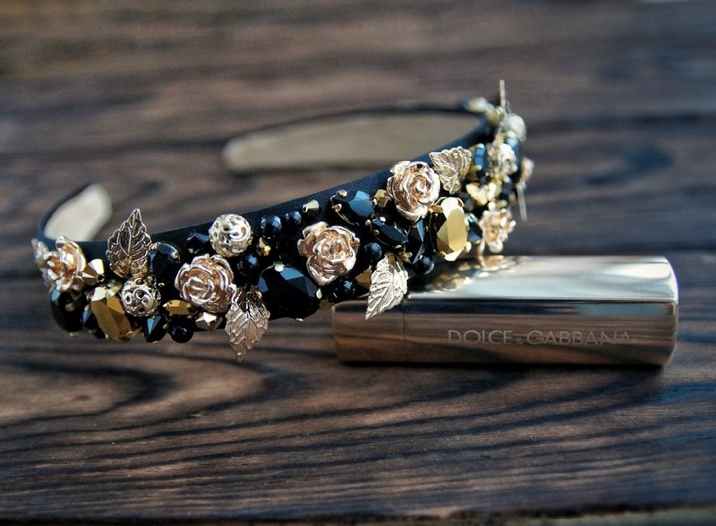 Lunette avec des fleurs et des pierres Lunette avec des fleurs et des pierres