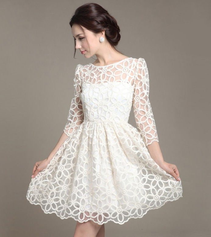 Robe blanche avec des éléments de dentelle Robe blanche avec des éléments de dentelle