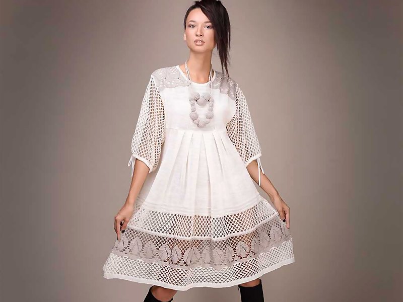Robe en lin blanc avec dentelle Robe en lin blanc avec dentelle