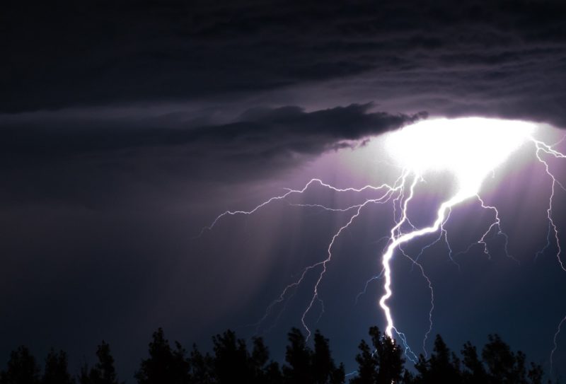 Ville avec la foudre dans un rêve Ville avec la foudre dans un rêve