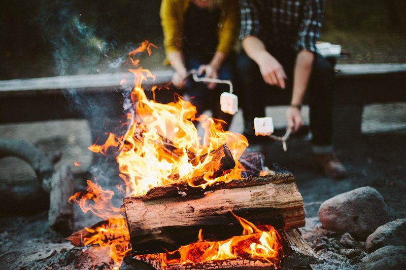 Actions avec un feu de joie dans un rêve Actions avec un feu de joie dans un rêve
