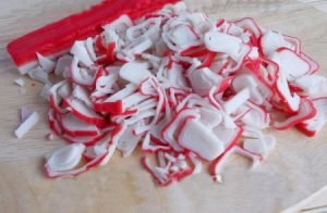 Salade de carottes, de fromage et de bâtonnets de crabe