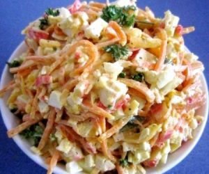 Salade de carottes, de fromage et de bâtonnets de crabe
