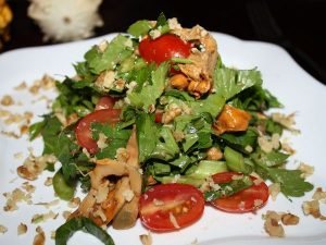 Salade de céleri, champignons sauvages et tomates