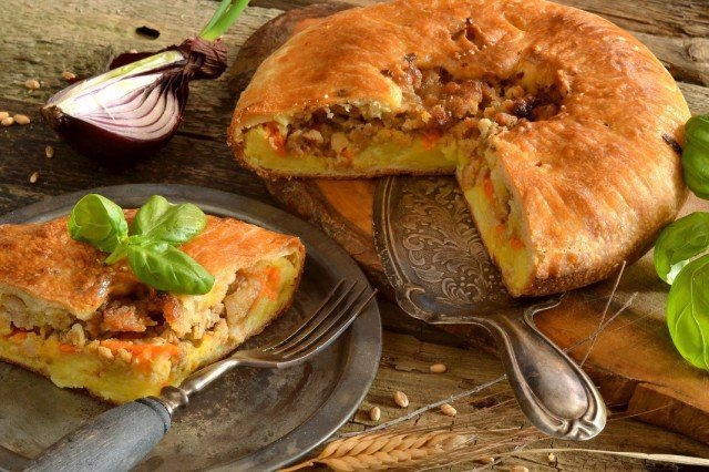 Angliyskiy-pirog-s-kartoshkoy-i-myasom-03-640x426