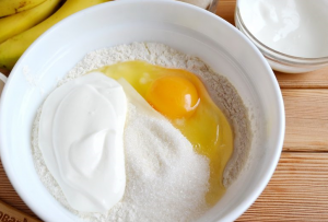 Tarte aux bananes fourrée à la crème sure