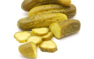 Salade à la saucisse bouillie et aux pois verts