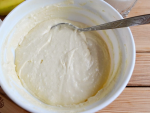 Tarte aux bananes fourrée à la crème sure