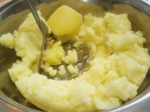 Four à tarte aux pommes de terre et au poulet