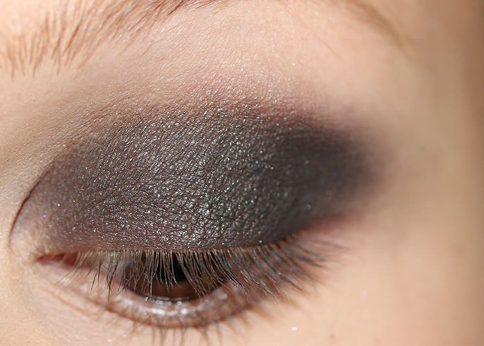 Dessiner une base sombre sur la paupière Dessiner une base sombre sur la paupière