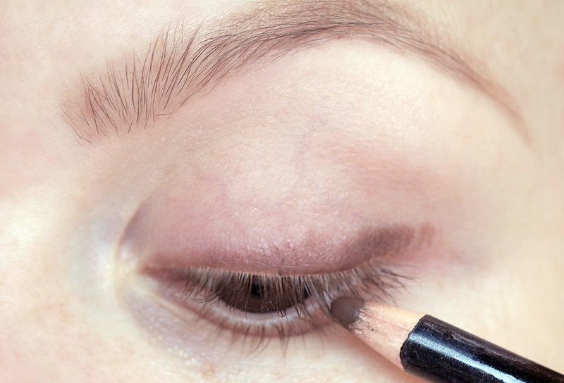 Ajouter un crayon à la paupière supérieure Ajouter un crayon à la paupière supérieure