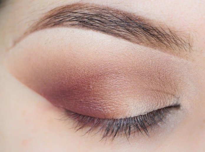 Souligner le coin de l'œil avec une technique de feuille Souligner le coin de l'œil avec une technique de feuille