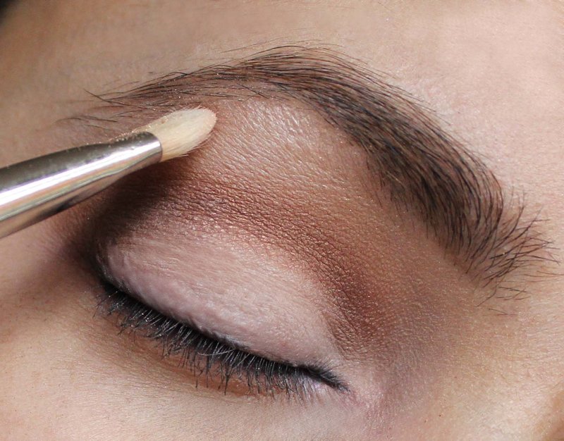 Dessin au trait prudent sur la paupière Dessin au trait prudent sur la paupière