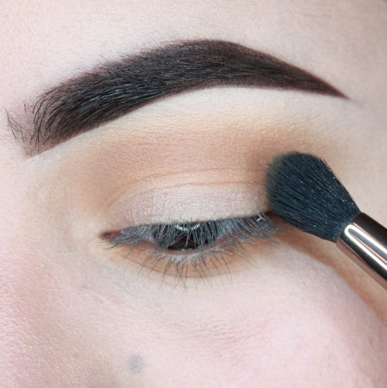 Appliquer un fard à paupières sur la paupière Appliquer un fard à paupières sur la paupière