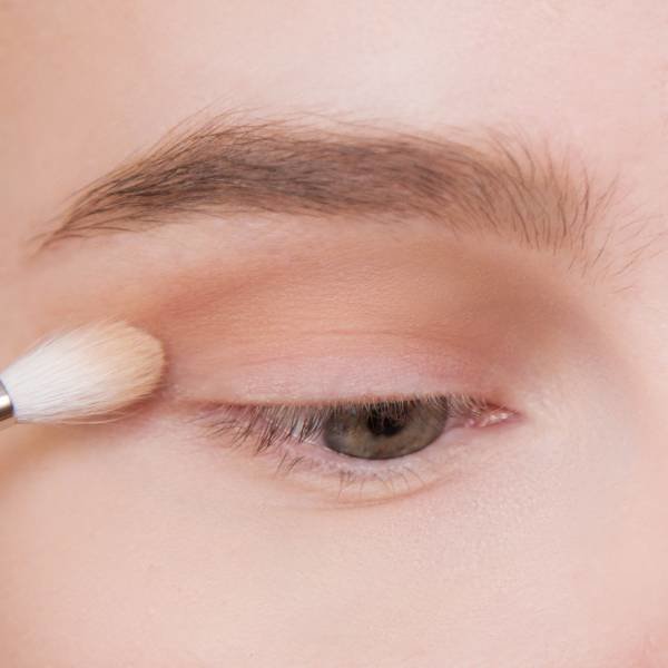 S'appuyant sur la paupière de l'ombre principale des ombres S'appuyant sur la paupière de l'ombre principale des ombres