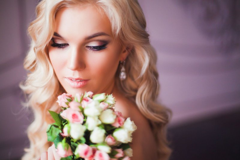 Maquillage de mariage rose vif pour les blondes Maquillage de mariage rose vif pour les blondes