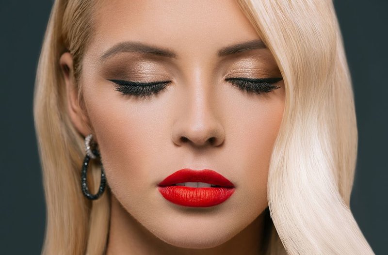 Maquillage pour blonde aux yeux bruns avec rouge à lèvres Maquillage pour blonde aux yeux bruns avec rouge à lèvres