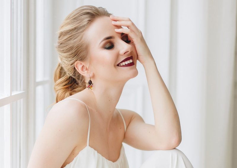 Mariage Smokey Ice avec rouge à lèvres foncé pour les blondes Mariage Smokey Ice avec rouge à lèvres foncé pour les blondes