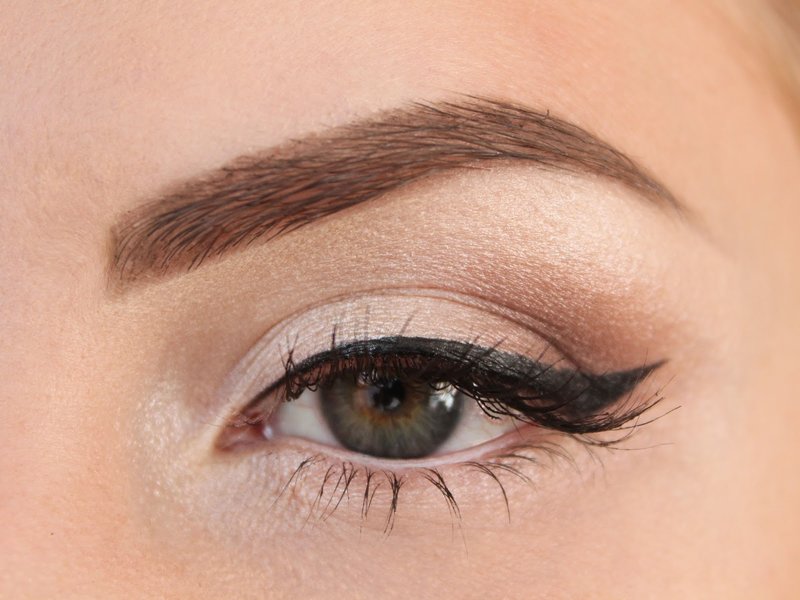 Maquillage nue avec des flèches pour travailler. Maquillage nue avec des flèches pour travailler.