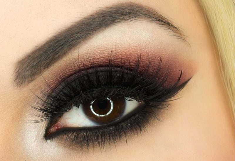 Maquillage riche pour les yeux bruns et les cheveux blonds Maquillage riche pour les yeux bruns et les cheveux blonds