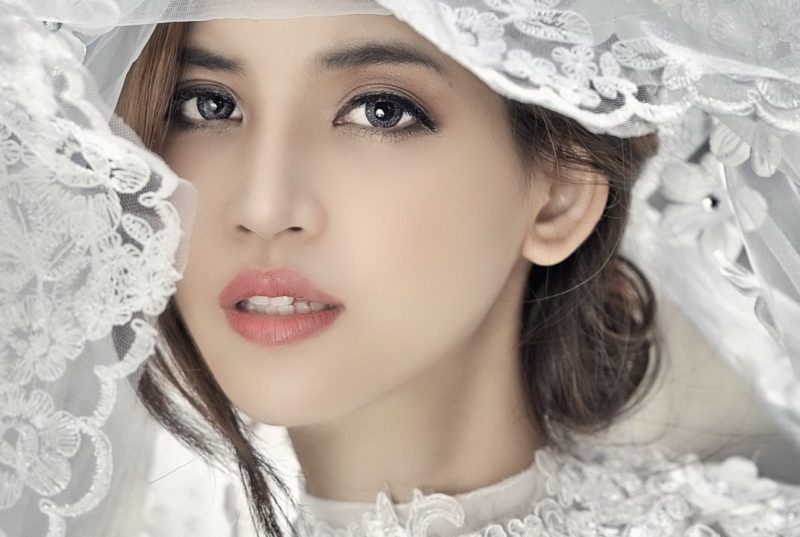 Maquillage de mariée magique pour les femmes asiatiques Maquillage de mariée magique pour les femmes asiatiques